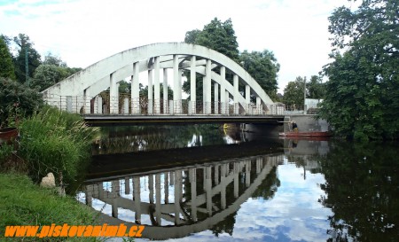 TRYSKÁNÍ BETONOVÉHO MOSTU Z LOĎKY